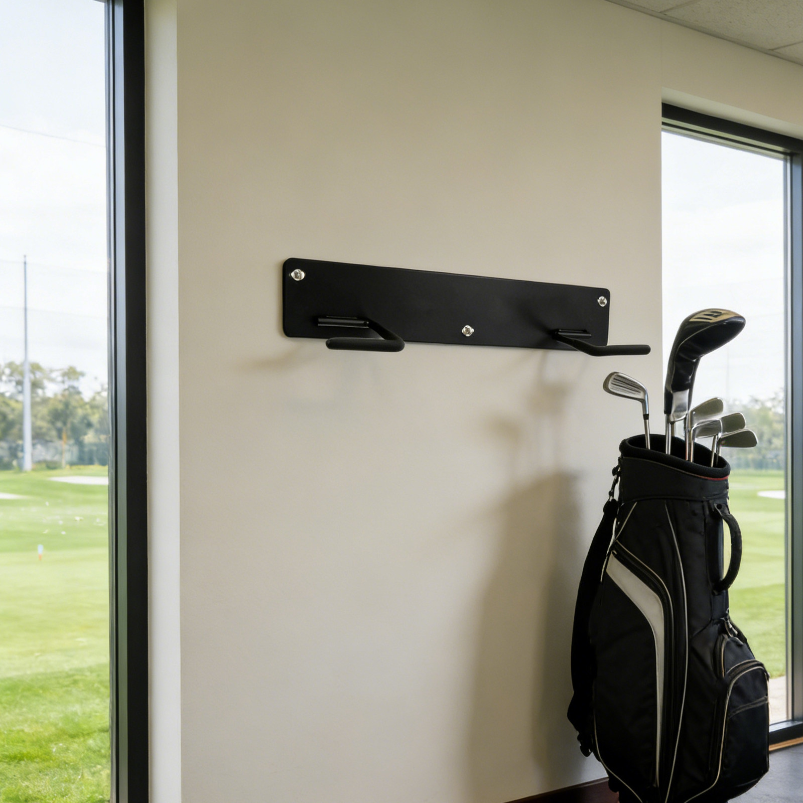 ガレージや自宅の部屋で使用できる、ゴルフバッグ用の壁掛け収納 - Golf Equipment Garage Storage のレビューと価格