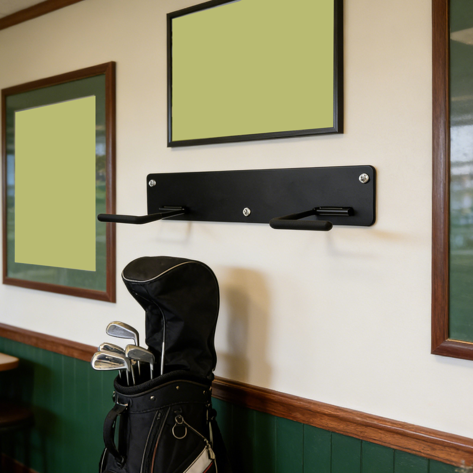 ガレージや自宅の部屋で使用できる、ゴルフバッグ用の壁掛け収納 - Golf Equipment Garage Storage のレビューと価格